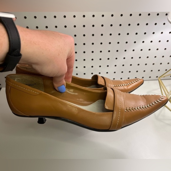 Kenneth Cole Reaction Tan Leather Kitten Heels Y2K White Contrast Stitching 7.5 - Picture 15 of 16